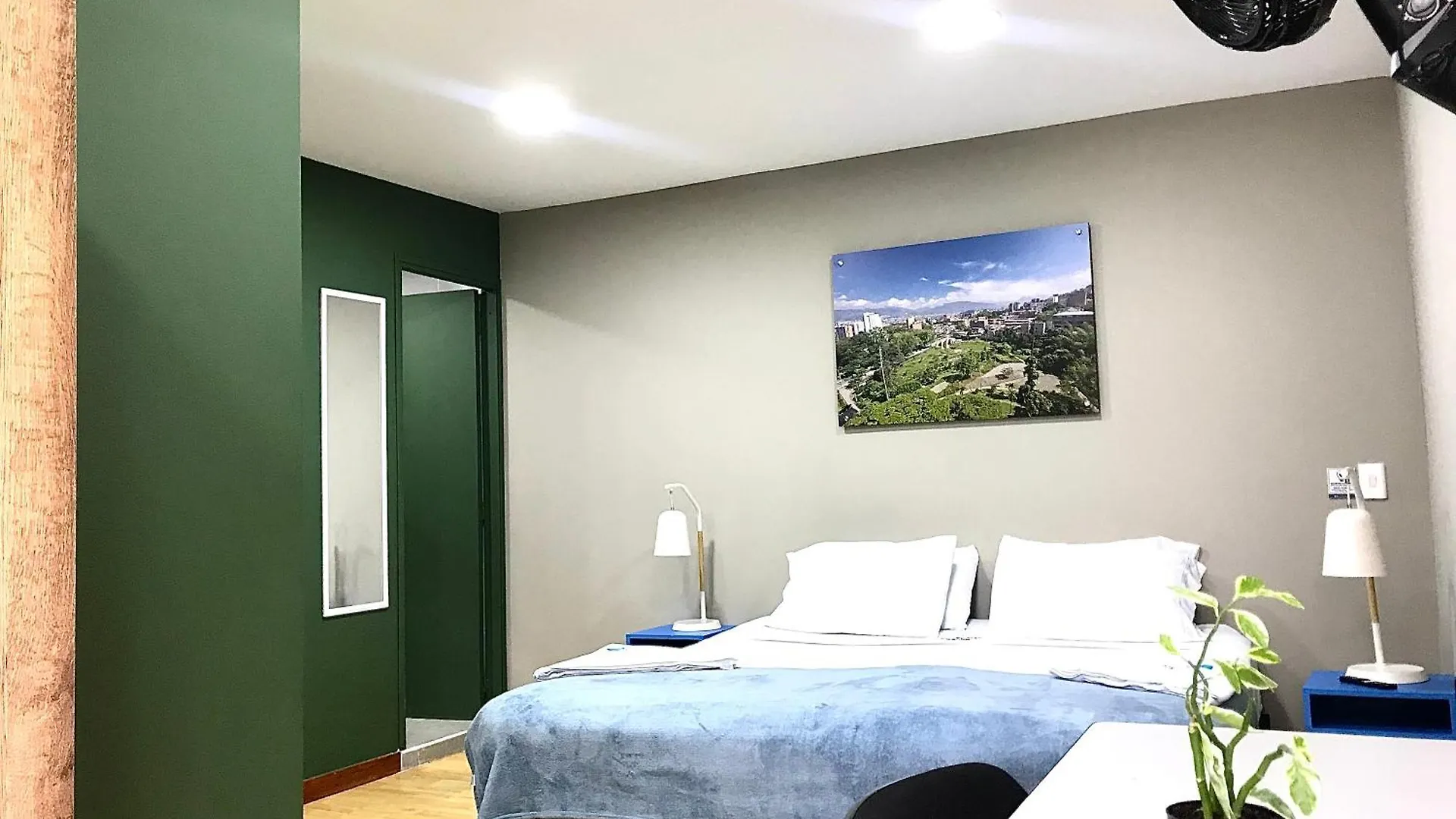Poblado Park Guest House 메딜린 3*,